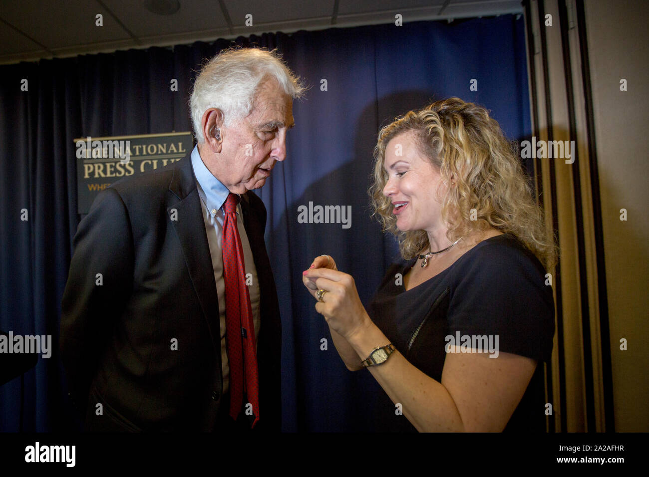Whstleblower Daniel Ellsberg con Edward Snowden- avvocato Jesselyn Radackat una conferenza stampa presso il National Press Club i Washington. Foto Stock