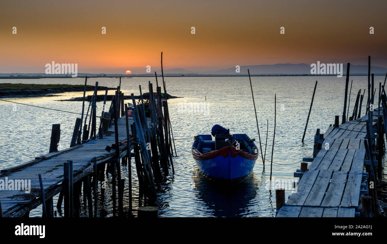 Setubal, Portogallo - 11 Settembre 2019: Tramonto al Porto Palafítico da Carrasqueira in la Reserva Natural do Estuário Do Sado, Portogallo Foto Stock