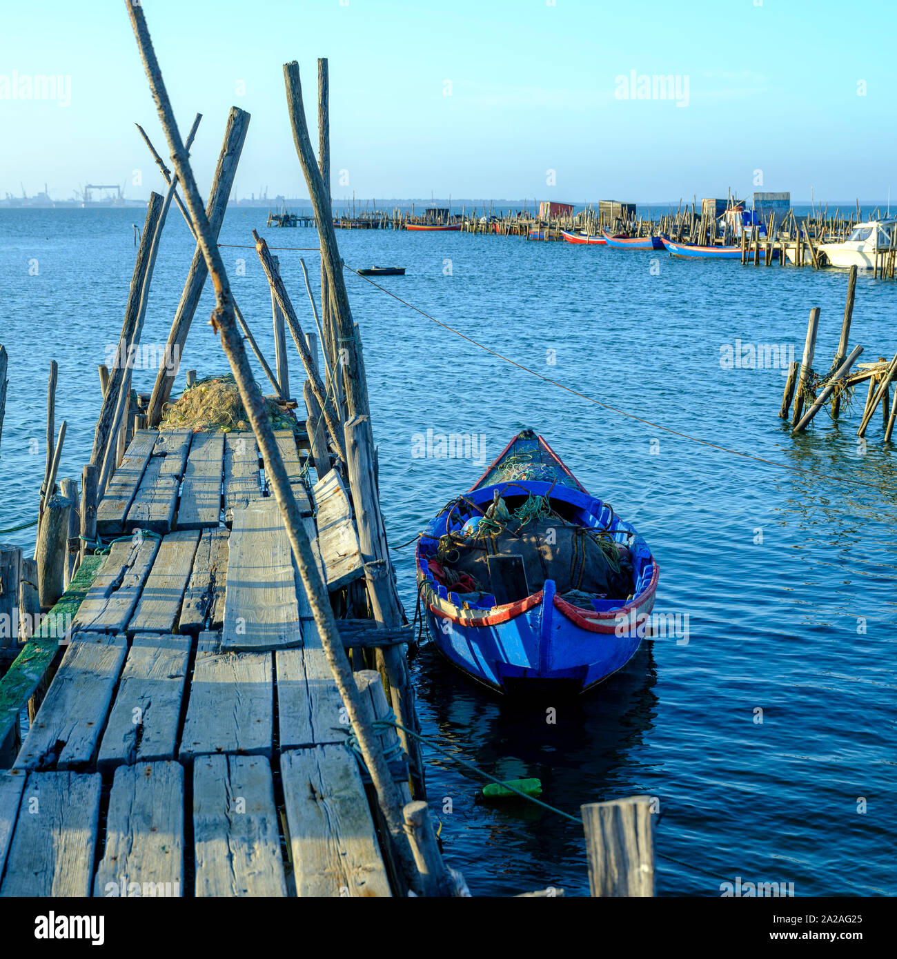 Setubal, Portogallo - 11 Settembre 2019: Tramonto al Porto Palafítico da Carrasqueira in la Reserva Natural do Estuário Do Sado, Portogallo Foto Stock