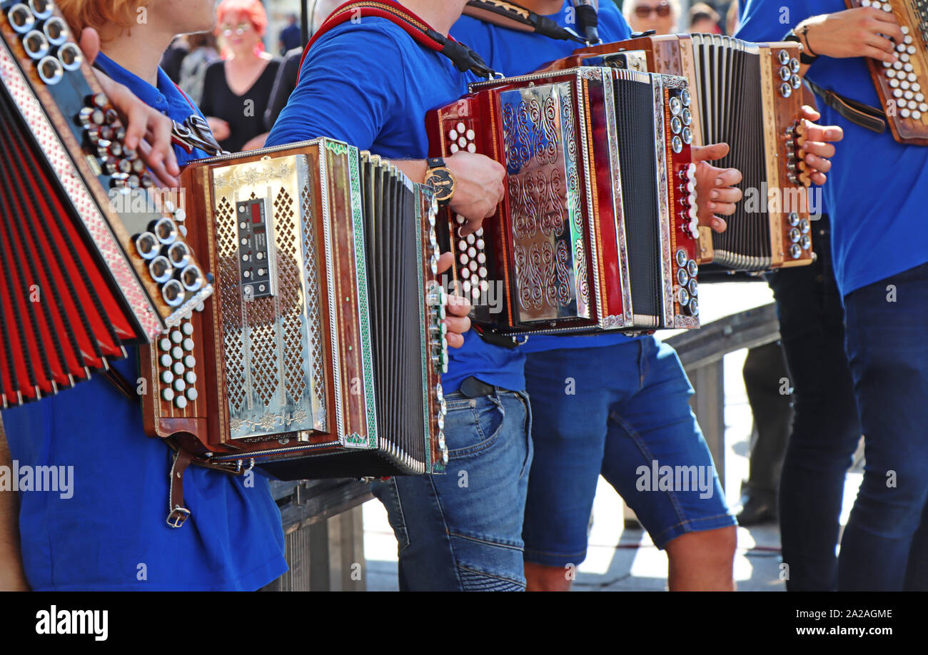 Gruppo di giovani fisarmonicisti sono a giocare nella piazza del paese Foto Stock
