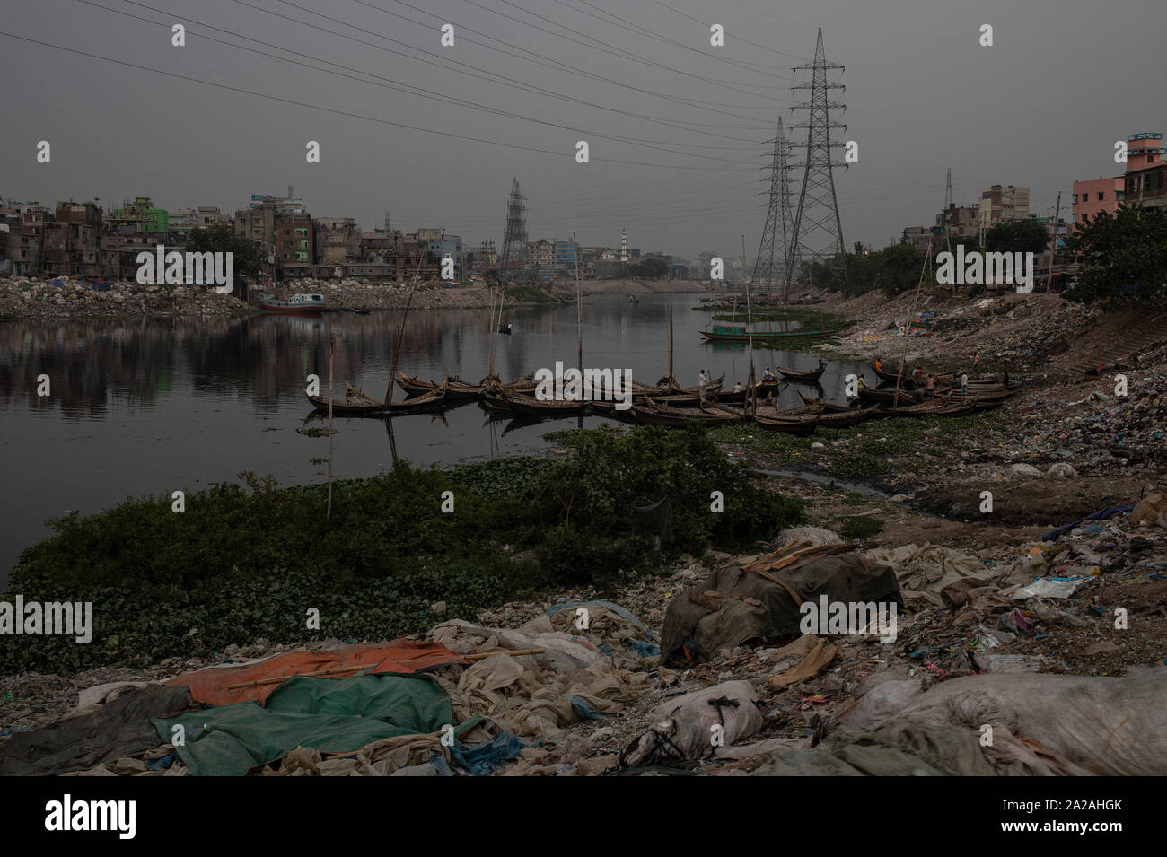 Una vista generale mostra la inquinato fiume Buriganga nella capitale Dhaka, Bangladesh, 26 aprile 2019. Foto Stock