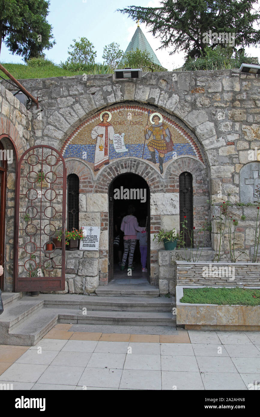 Cappella di San Petka chiesa con piastrelle a mosaico affresco sopra una delle porte di ingresso, Fortezza di Kalemegdan, Parco Kalemegdan, Belgrado, Serbia. Foto Stock