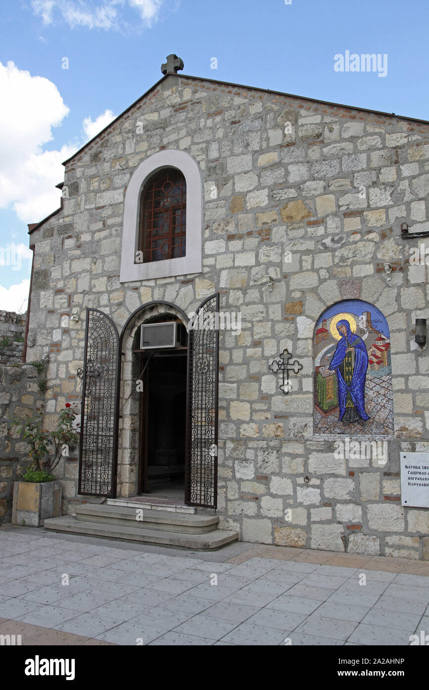 Affresco del mosaico di San Petka e la sua lapide al di fuori di San Petka Chiesa porta di ingresso, Fortezza di Kalemegdan, Parco Kalemegdan, Belgrado, Serbia. Foto Stock