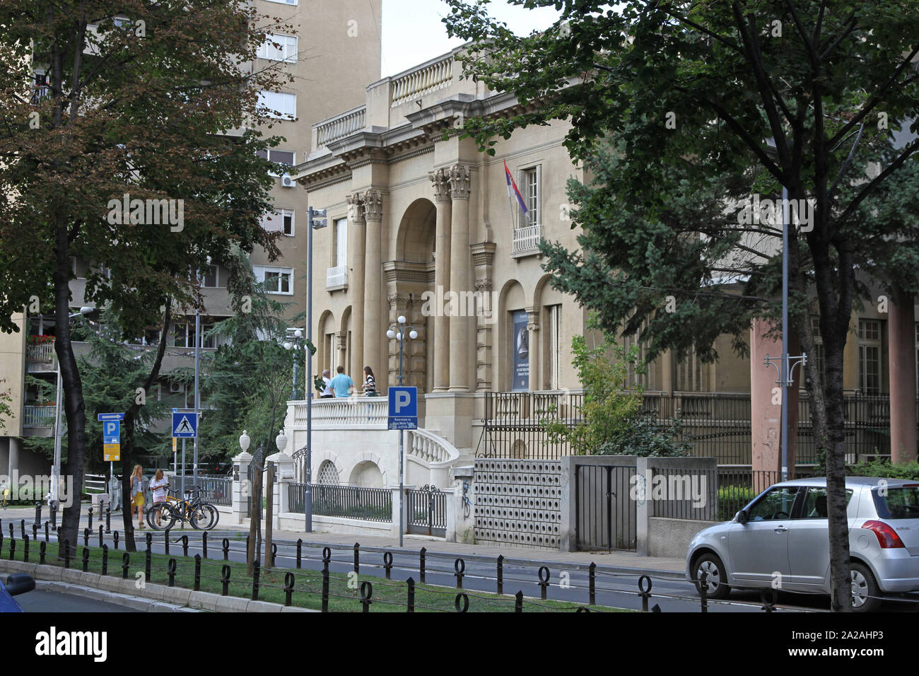 Tre quarti di faccia vista della facciata anteriore del Nikola Tesla Museum, Centro di Belgrado, Serbia. Foto Stock