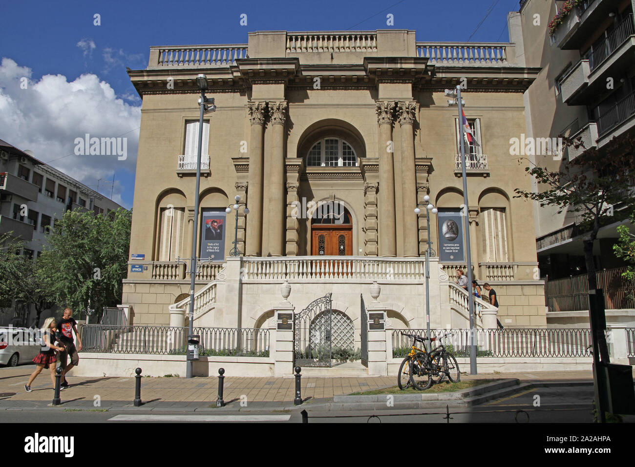 Dritto vista frontale della facciata anteriore del Nikola Tesla Museum, Centro di Belgrado, Serbia. Foto Stock