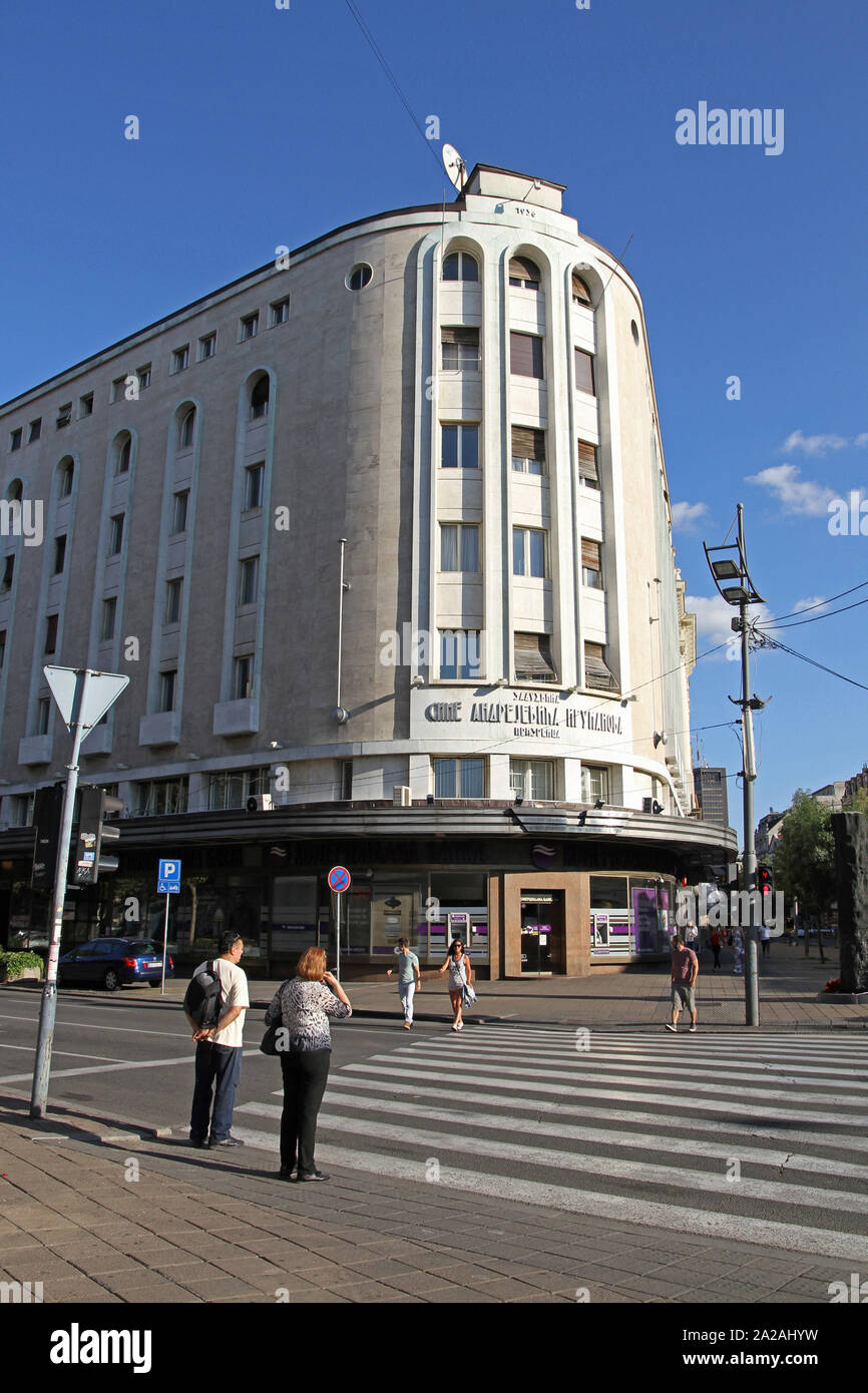 Un edificio centrale nel quartiere centrale degli affari di Serbo cirillico segno sopra l'ingresso principale e centrale di Belgrado, Serbia. Foto Stock