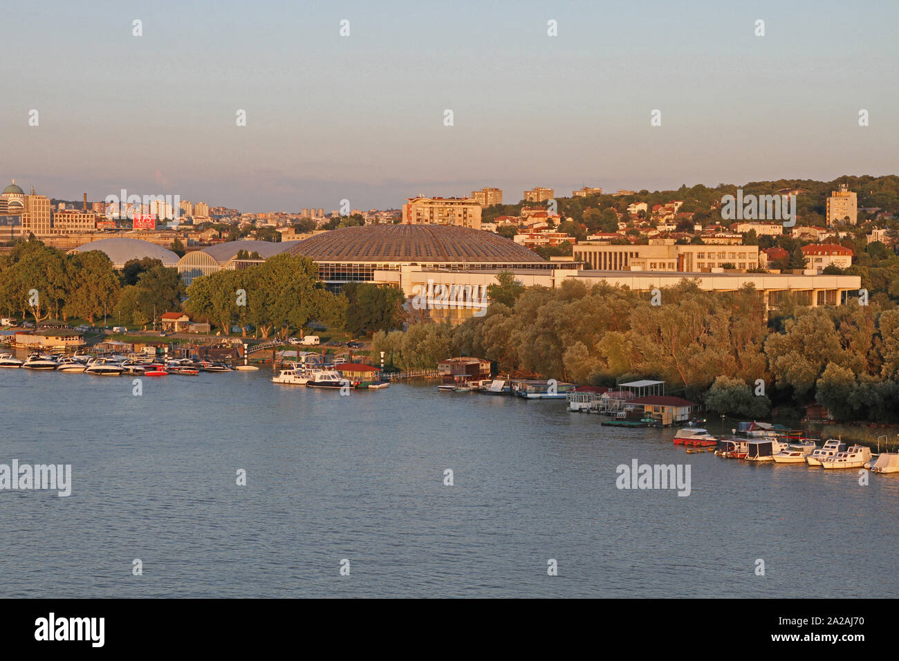 Vista della fiera Sajam e porto vicino Ada ponte sul fiume Sava, Belgrado, Serbia. Foto Stock