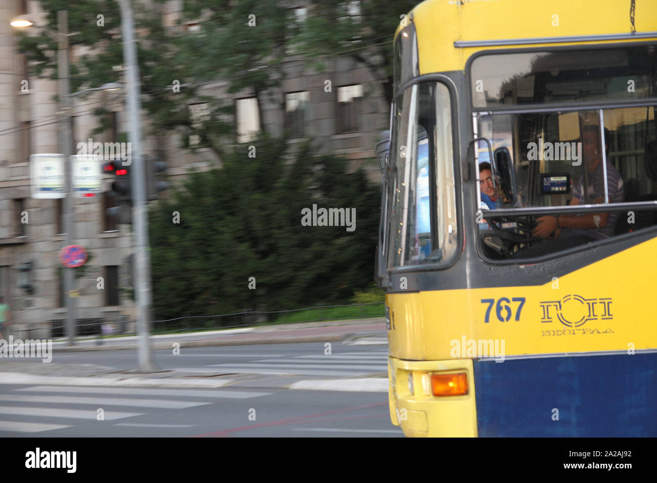 Giallo tram/bus la guida nelle strade di Belgrado, Serbia. Foto Stock