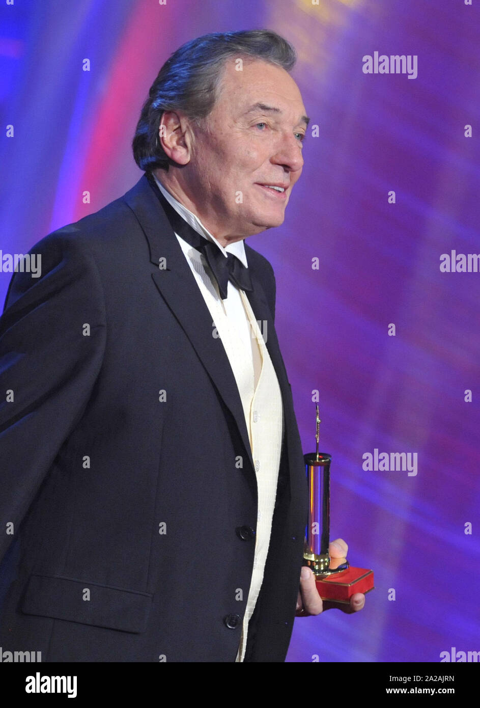 Praga, Repubblica Ceca. 27 Nov, 2010. Il cantante Karel Gott riceve l'Usignolo ceca premio, il premio per il più popolare ceco cantante pop a Praga Sabato, nov. 27, 2010. Gott, di anni 71, ha vinto il suo 36th Nightingale award oggi. Nel 1963, ha guadagnato il premio per la prima volta. Fino ad ora, 45 Nightingale concorsi sono stati organizzati. Credito: Roman Vondrous/CTK foto/Alamy Live News Foto Stock