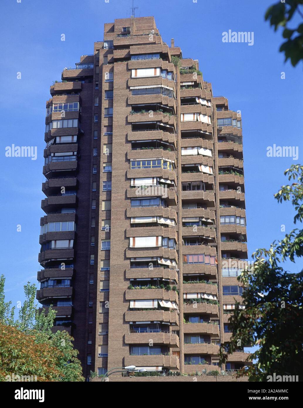 EDIFICIO TORRE DEL RETIRO SITUADA EN LA AVENIDA DE Menendez Pelayo numero 67 FUE CONSTRUIDA ENTRE LOS AÑOS 1969 y 1971. Posizione: TORRE DEL RETIRO. Spagna. Foto Stock