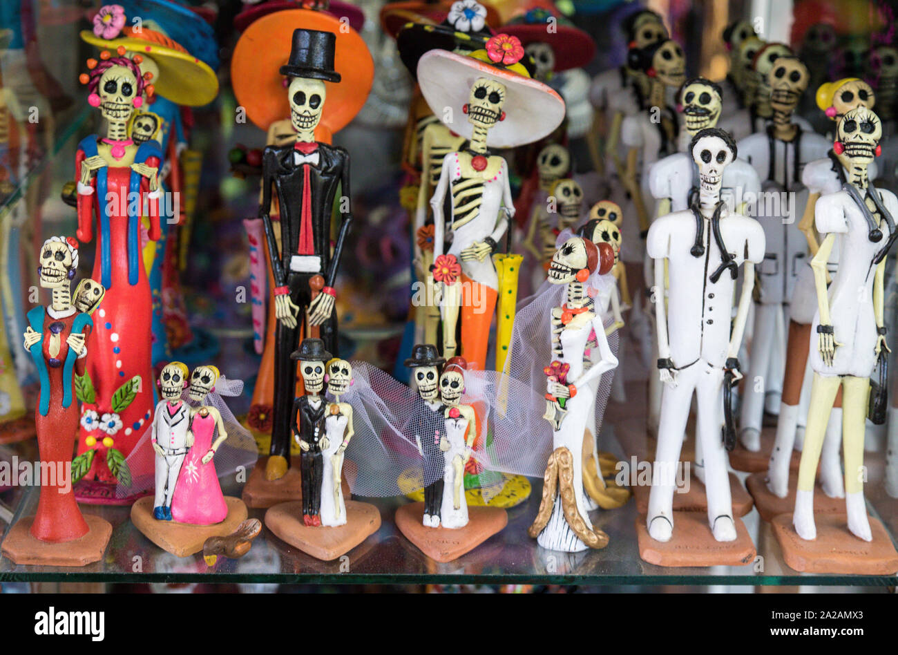 Tradizionale messicano teschi Calaveras , scheletri, La Muerte maschere e altri spaventosi simboli di morte del Giorno dei Morti, Dia de los Muertos, Halloween, Foto Stock