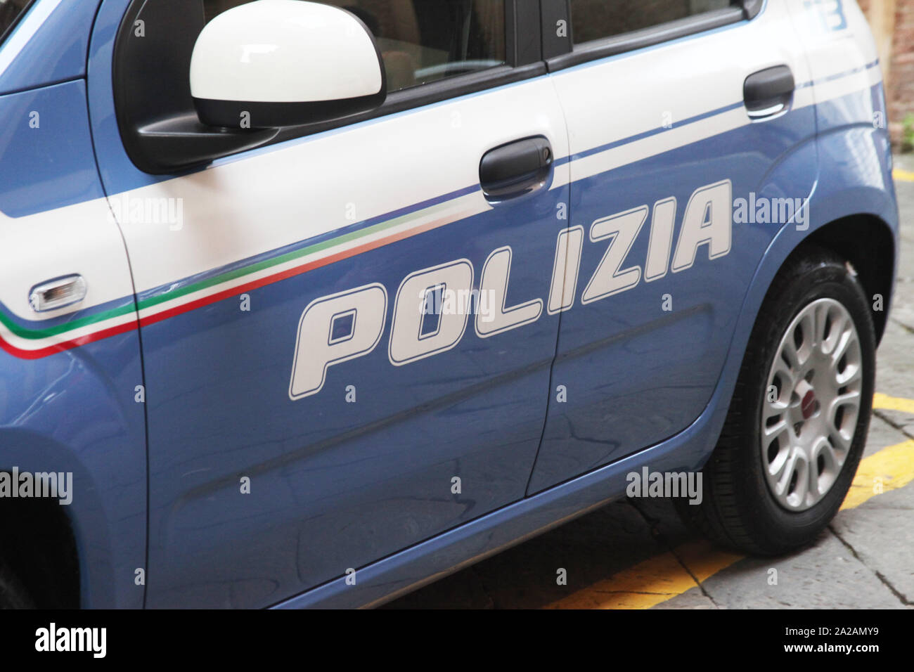 La polizia italiana veicolo parcheggiato in una città italiana, il focus principale che mostra la "polizia" logo e i suoi colori. Foto Stock