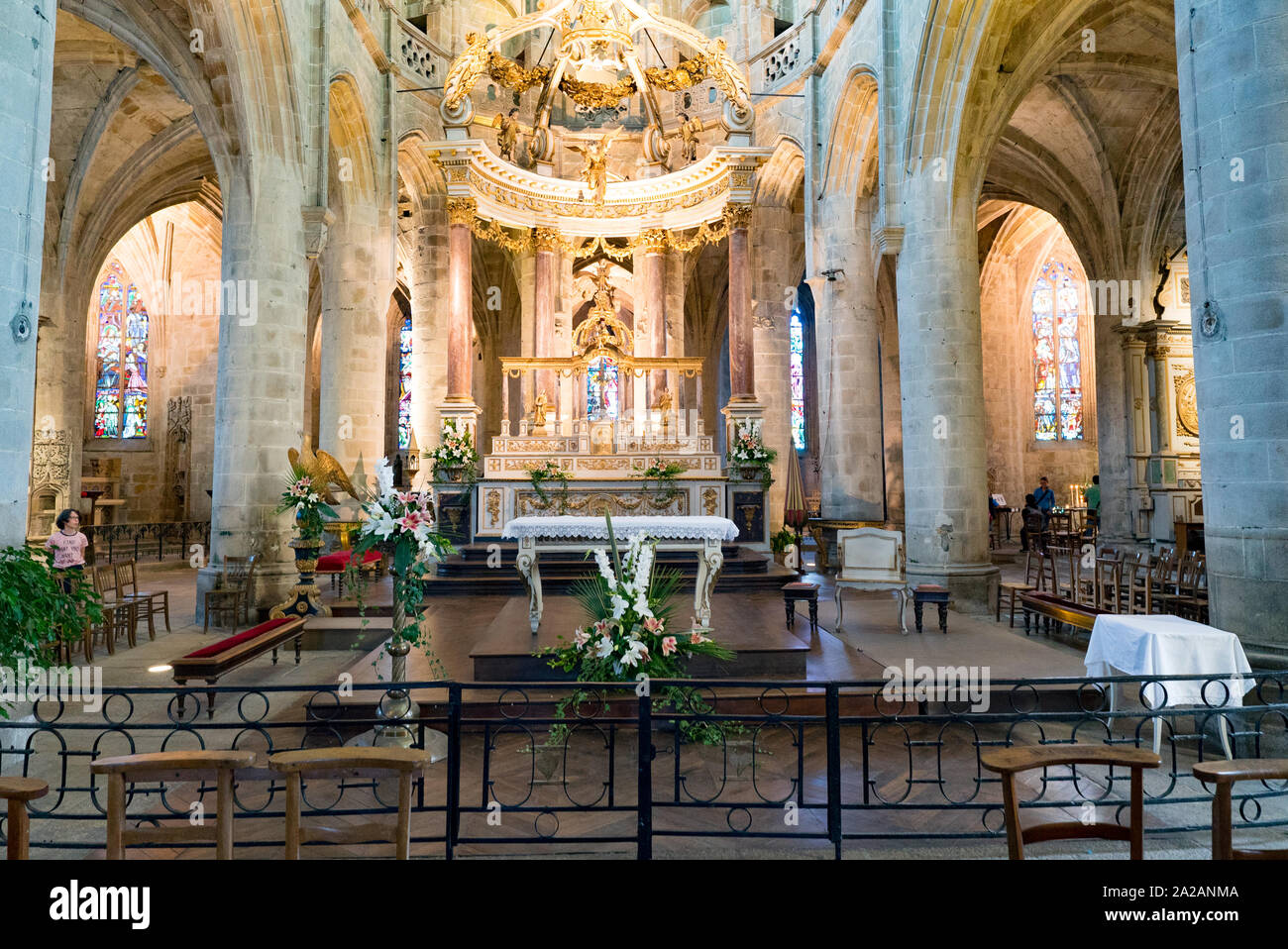 Dinan, Cotes-d-Armor / Francia - 19 agosto 2019: vista interna della storica Basilica de Saint-Sauveur chiesa nella città Bretone di Dinan Foto Stock