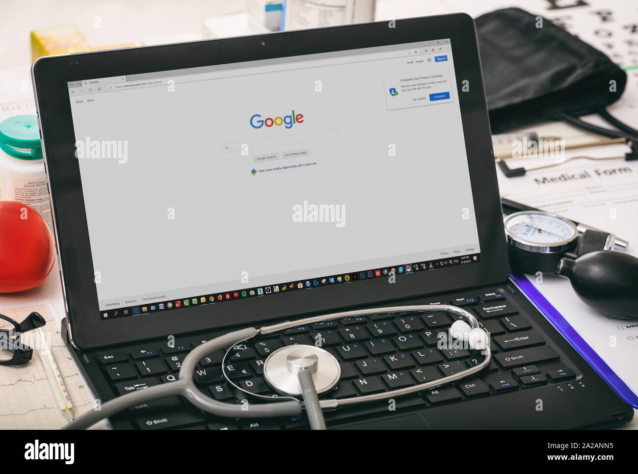 Atene, Grecia. Settembre 18, 2019. Il motore di ricerca Google sullo schermo del computer, i medici lo sfondo di office Foto Stock