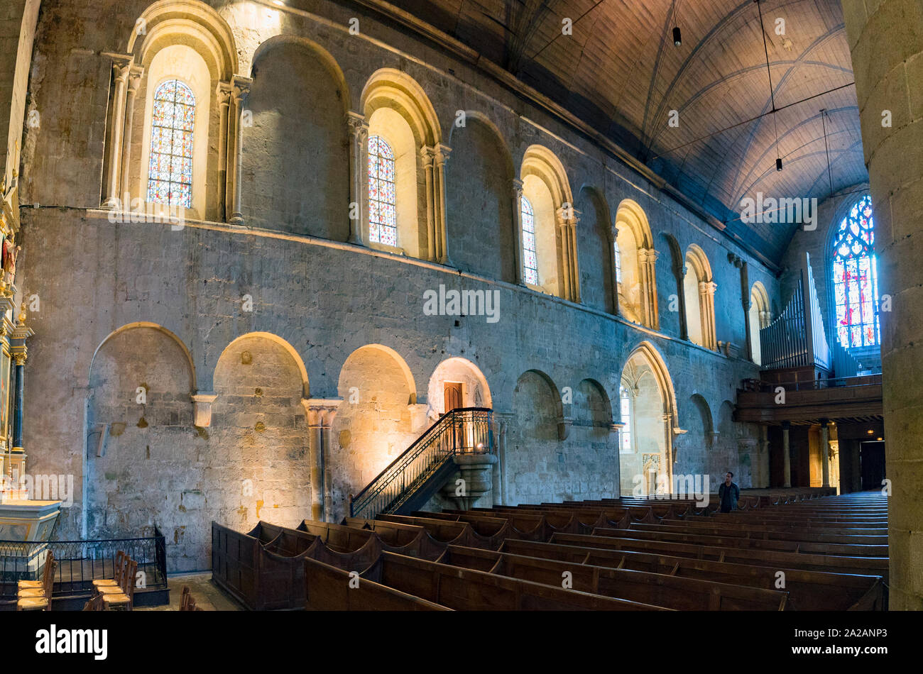 Dinan, Cotes-d-Armor / Francia - 19 agosto 2019: vista interna della storica Basilica de Saint-Sauveur chiesa nella città Bretone di Dinan Foto Stock