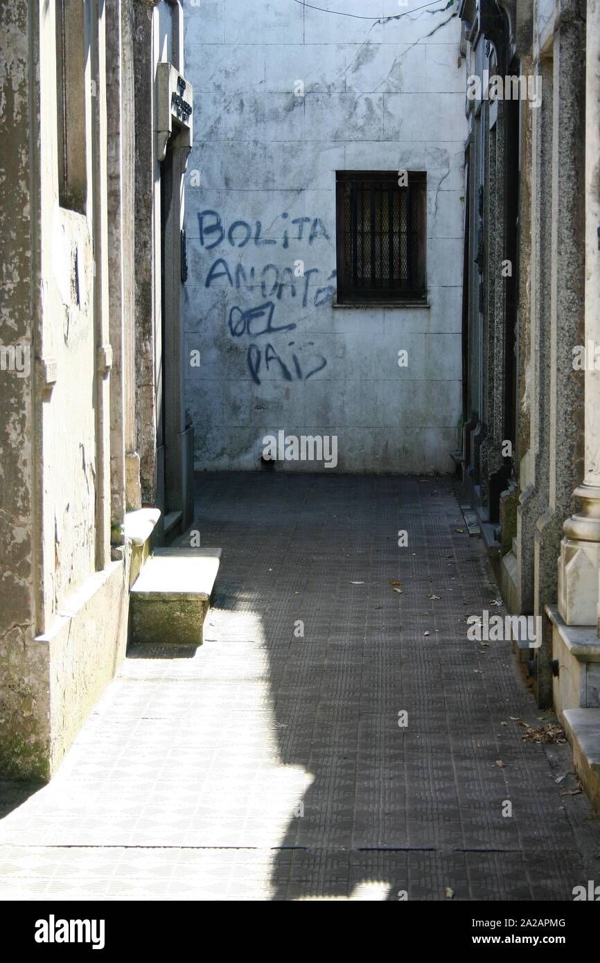 La Recoleta cimitero, Buenos Aires. Offendere la scrittura su una parete in Recoleta Cemetery boliviano invitante espatriati per andare a casa. Foto Stock