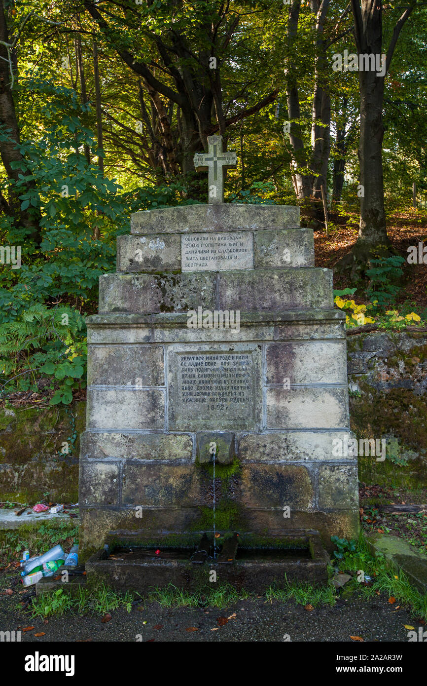 Antico monumento con acqua di sorgente per un drink presso il monte Rajac, Serbia, l'Europa. Foto Stock