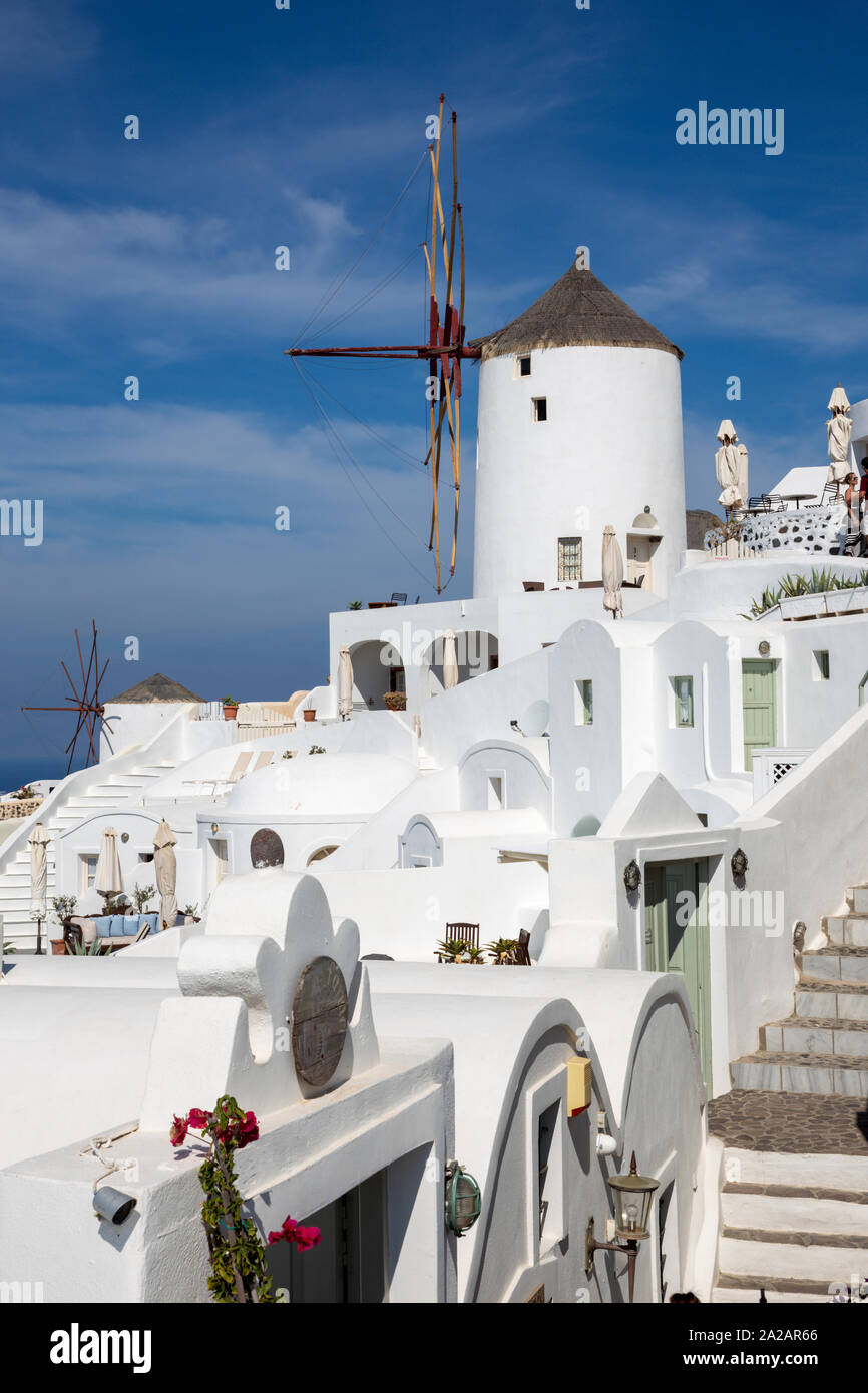 Santorini - parte di Oia con il mulino a vento. Foto Stock