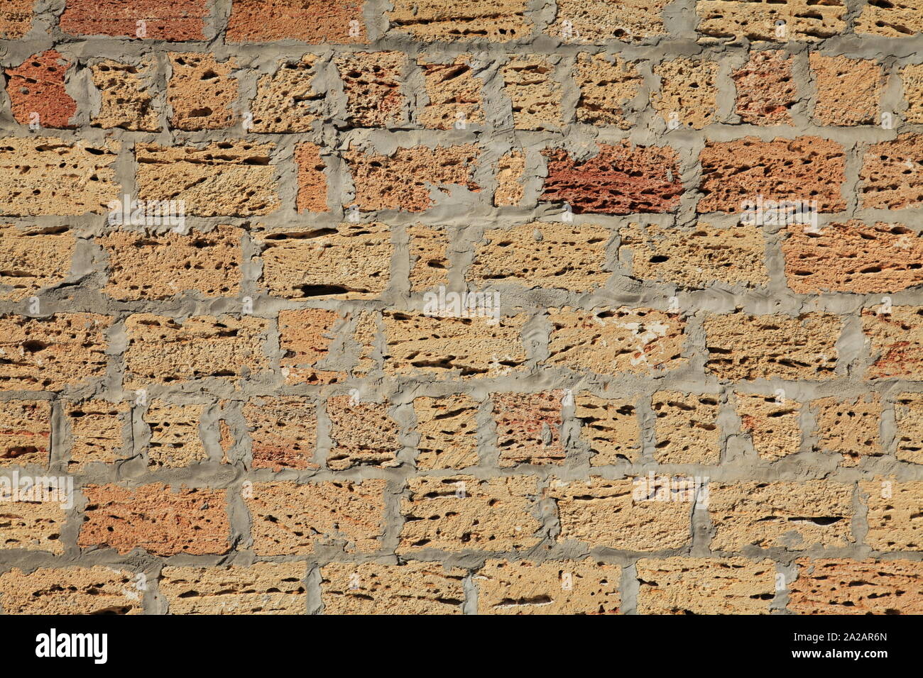 Il guscio rock pareti di mattoni e texture. Il frammento di una nuova muratura. La costruzione di un nuovo edificio privato. La casa ecologica Foto Stock