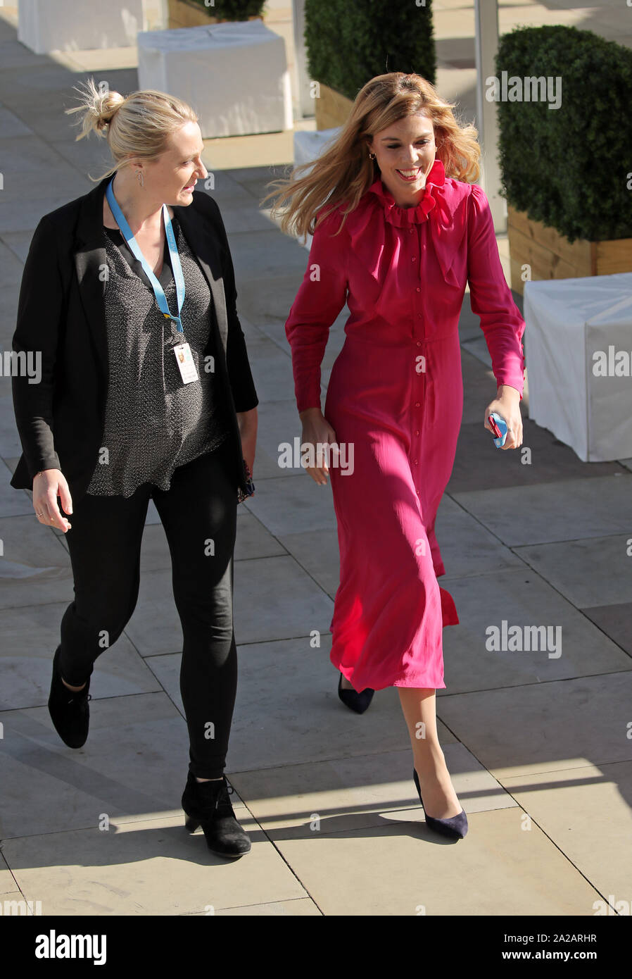 Carrie Symonds (destra) arriva al congresso del partito conservatore al Manchester Convention Center. Foto Stock