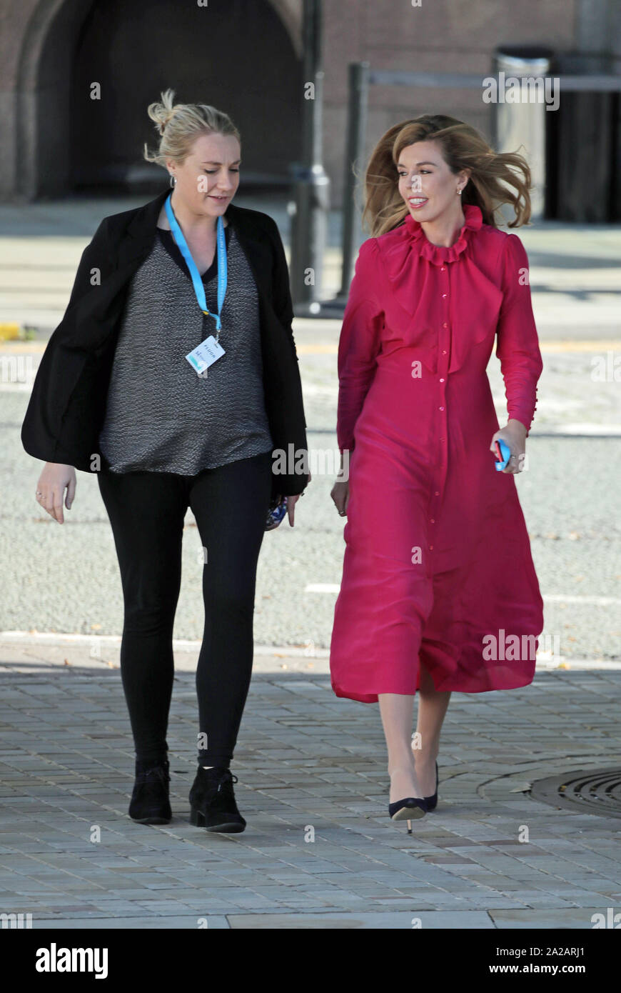 Carrie Symonds (destra) arriva al congresso del partito conservatore al Manchester Convention Center. Foto Stock
