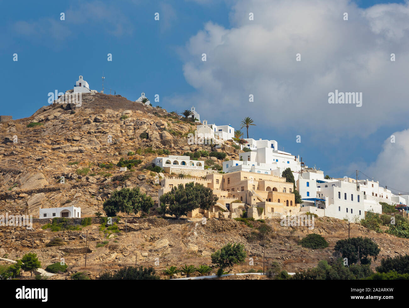 Chora - La collina con le cappelle a Chora città sull isola di Ios nel Mare Egeo (Grecia). Foto Stock
