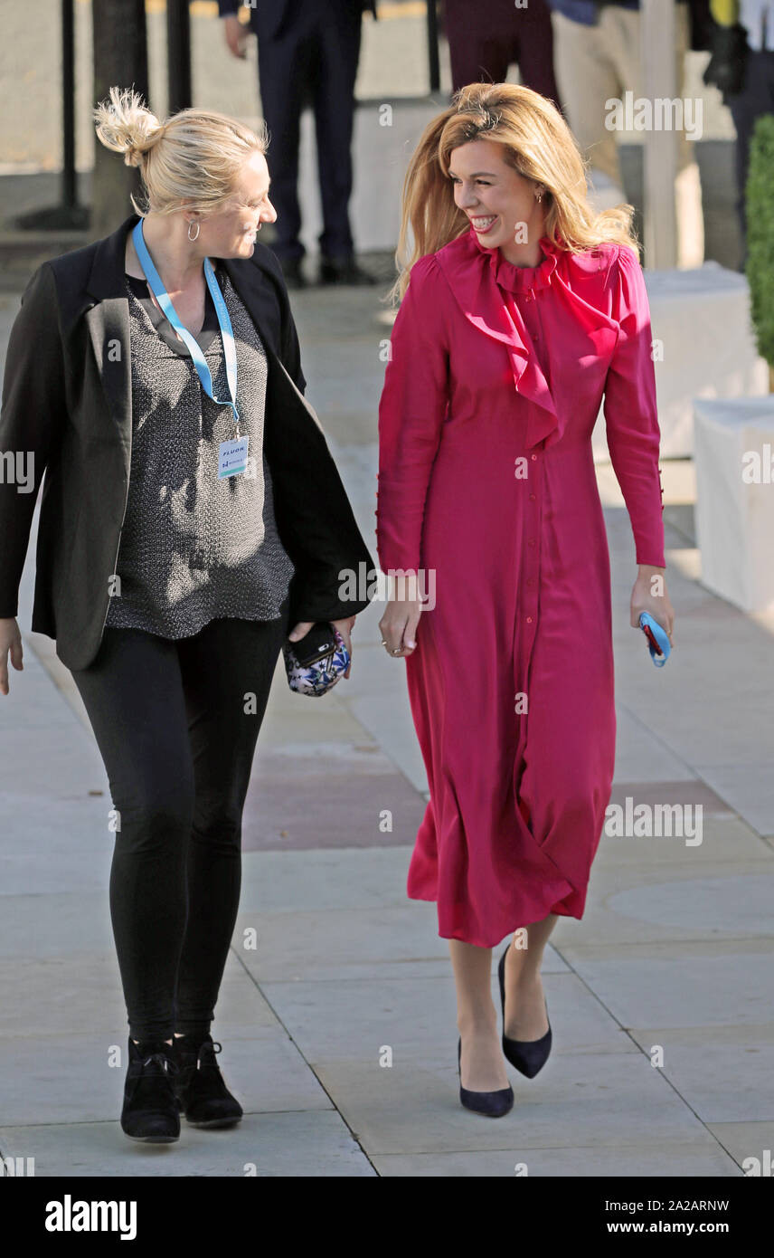 Carrie Symonds (destra) arriva al congresso del partito conservatore al Manchester Convention Center. Foto Stock