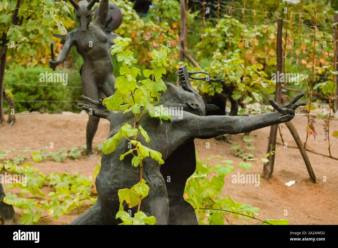 I riti di Dioniso scultura della menadi dall'artista Tim Shaw nel progetto Eden Mediterraneo biome Cornovaglia Foto Stock