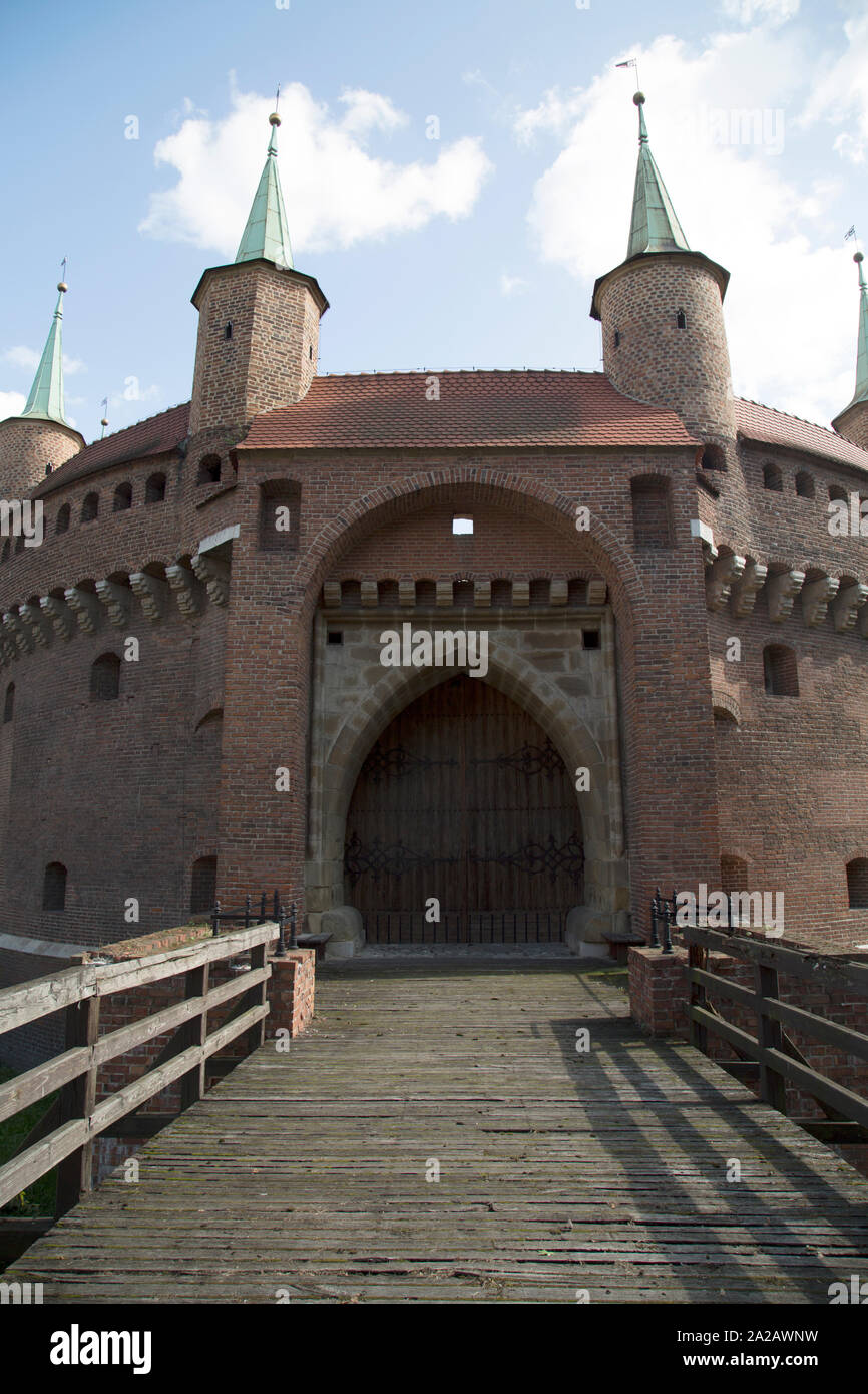 La Cracovia Barbican è un antemurale un avamposto fortificato una volta collegato alle mura della città vecchia, Cracovia in Polonia Foto Stock