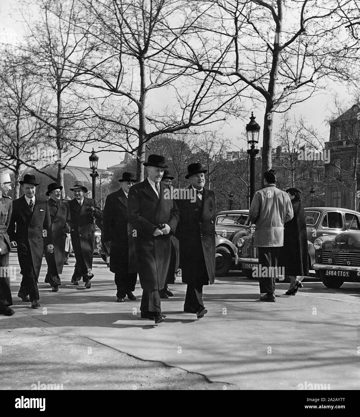 Il cancelliere Konrad Adenauer e il francese ad alto commissario per la Repubblica federale di Germania Andre Francois-Poncet durante una passeggiata sugli Champs Elysees di Parigi. Foto Stock