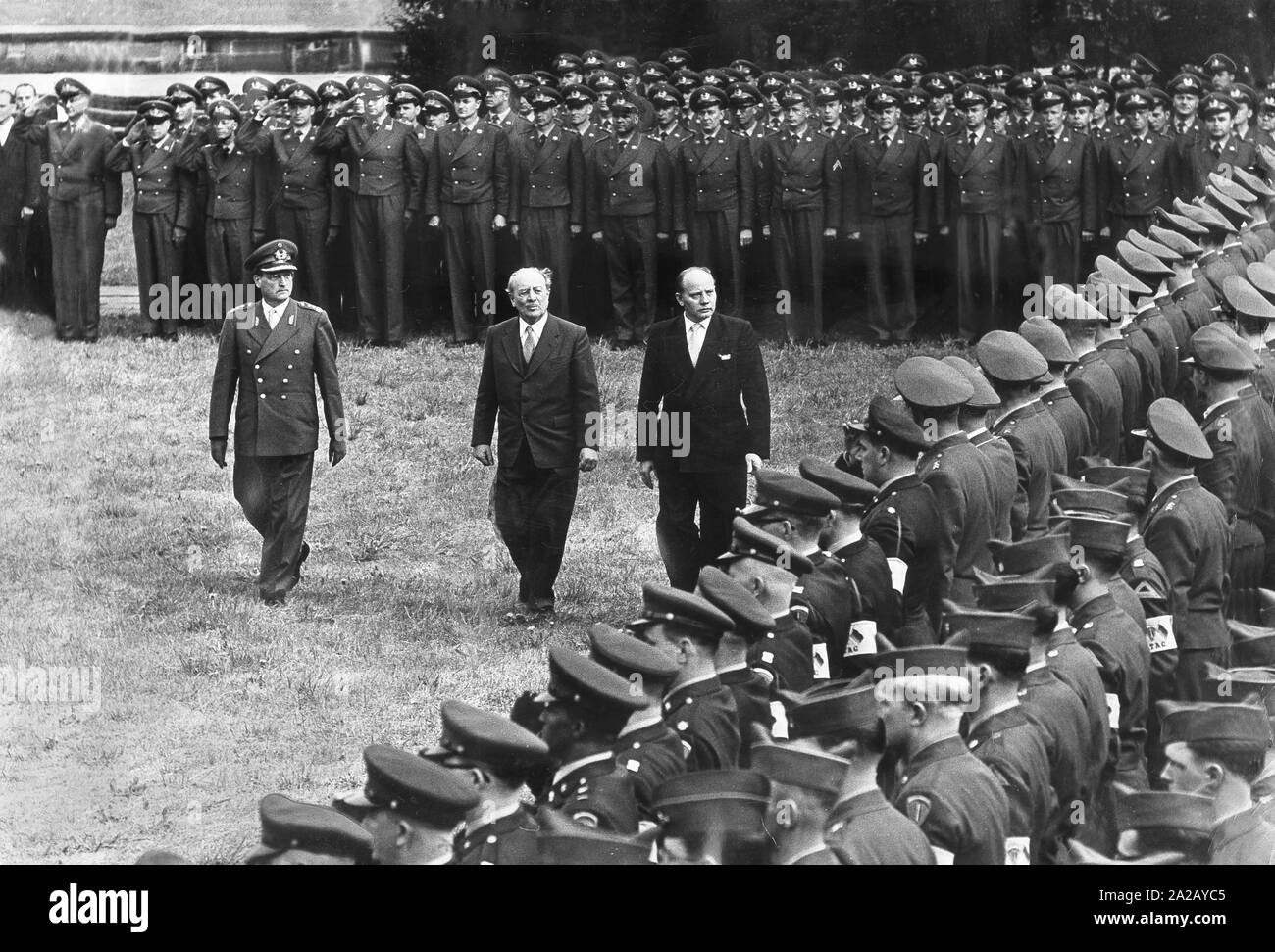 Il ministro della Difesa del bianco (a destra), il ministro bavarese Presidente Hoegner e il generale Speidel prendere la salute dei soldati tedeschi e i loro formatori americani (anteriore) della Bundeswehr school di Sonthofen, che è stato preso in consegna dalla Bundeswehr nel 1956 ed è stata utilizzata come Generaloberst-Beck-Kaserne. Qui, il primo ufficiale di classe della Bundeswehr. Foto Stock