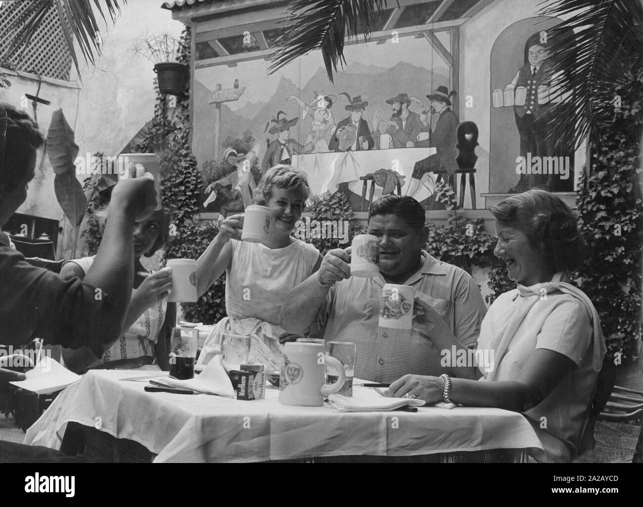 I turisti tedeschi in un sud ristorante tirolese in Palma de Mallorca. Foto Stock
