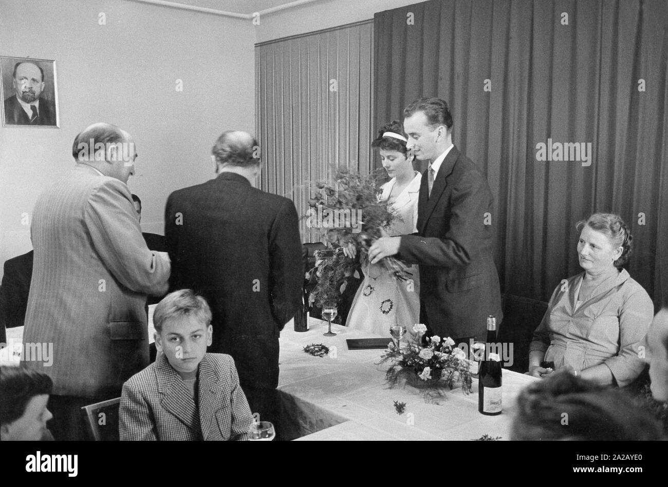 Coppia di sposi alla cerimonia di nozze di Dresda, in Germania Est. A sinistra si blocca una foto di Walter Ulbricht. Foto Stock