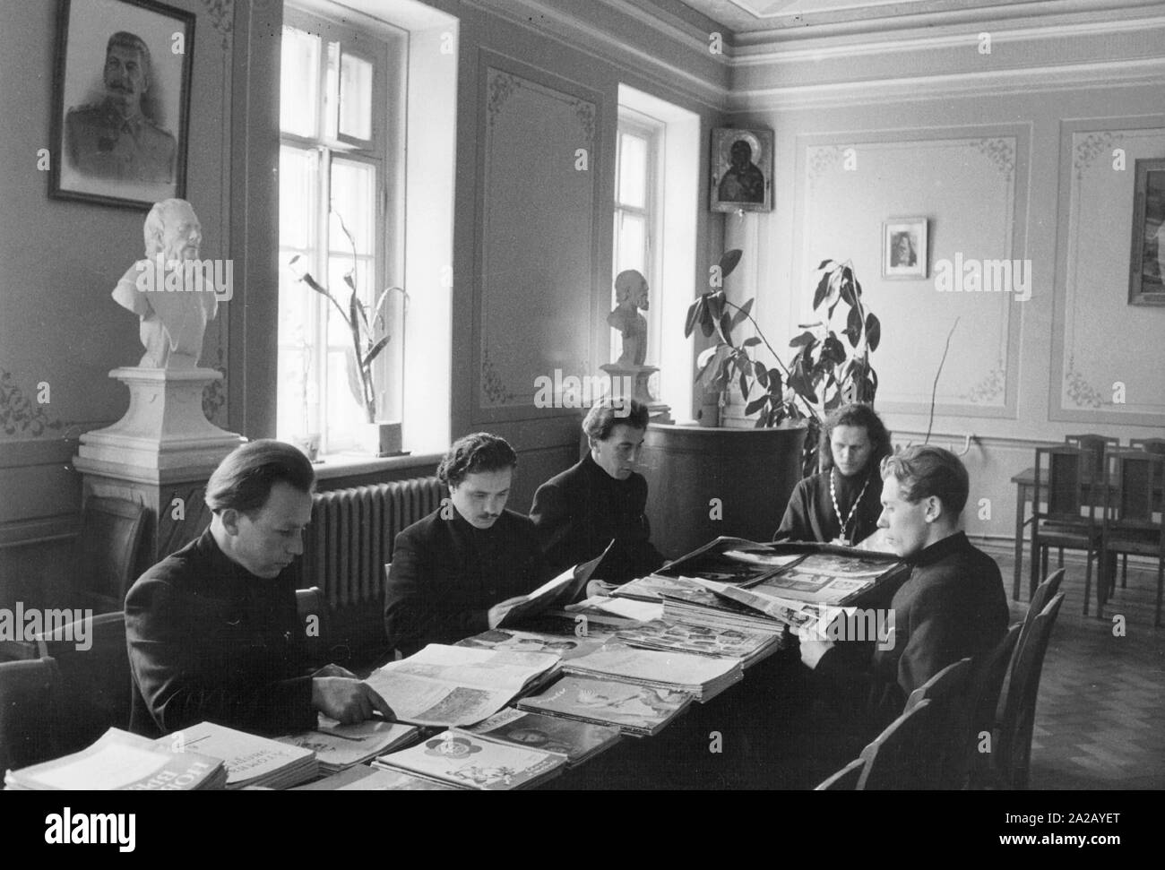 Germogliando i sacerdoti nel monastero ortodosso di Sergiev Posad, ex Zagorsk, un importante centro di pellegrinaggio a nord-est di Mosca. Sulla parete della sala di lettura si blocca un ritratto di Joseph Stalin. Foto Stock