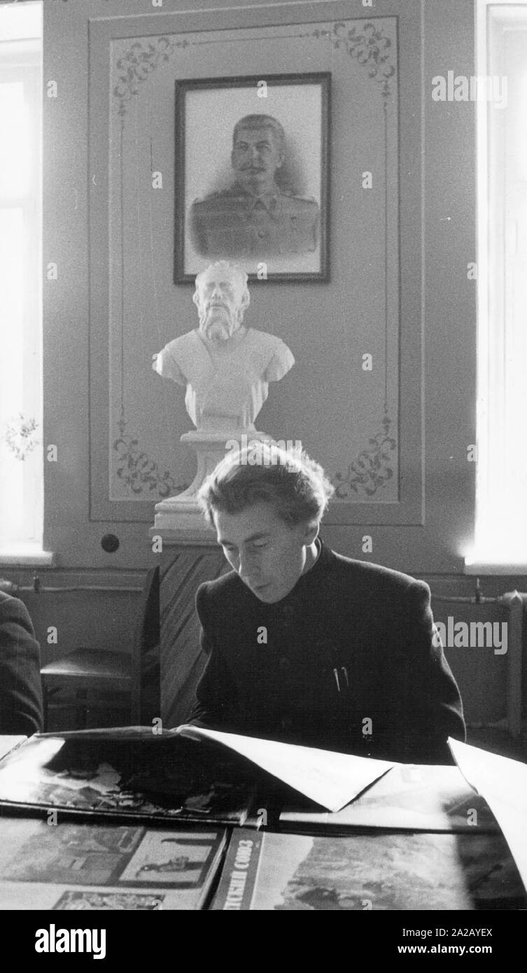 Germogliando i sacerdoti nel monastero ortodosso di Sergiev Posad, ex Zagorsk, un importante centro di pellegrinaggio a nord-est di Mosca. Sulla parete della sala di lettura si blocca un ritratto di Joseph Stalin. Foto Stock