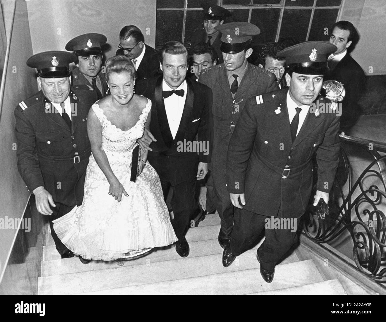 Romy Schneider e Karlheinz Boehm in abito formale, accompagnata dalla scorta di polizia. Foto Stock