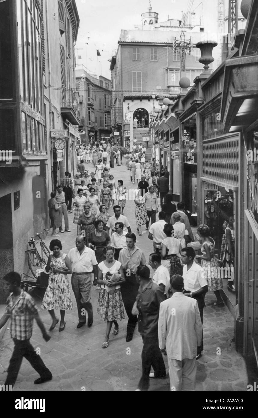 I turisti passeggiata attraverso una stretta strada con negozi di souvenir in Palma de Mallorca. Foto Stock