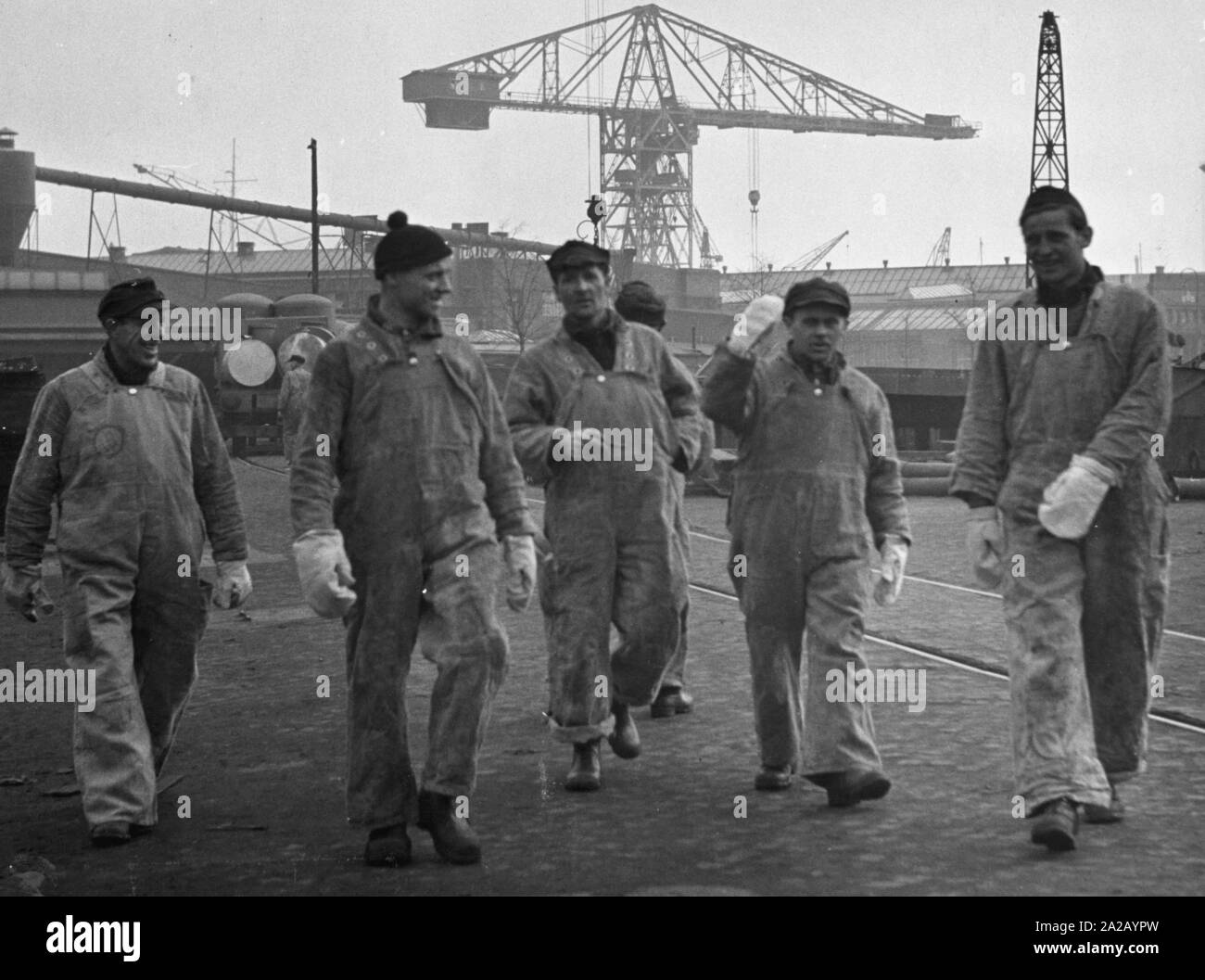 Un gruppo di operai industriali presso la Deutsche Werft società di costruzione navale di Amburgo. Foto Stock