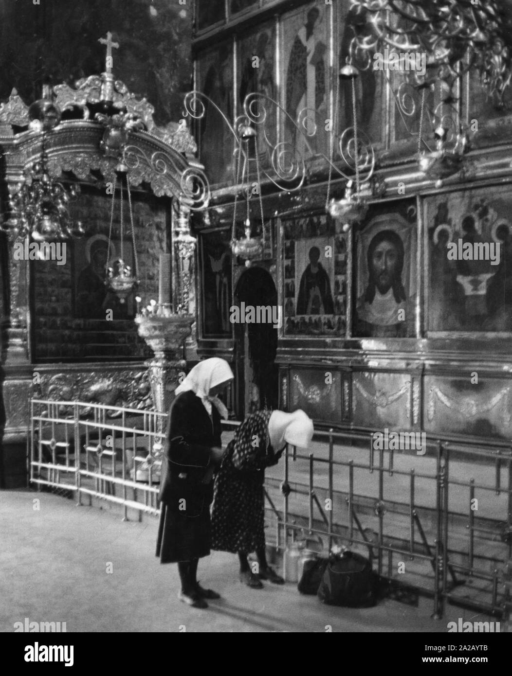 Una destinazione popolare tra i pellegrini: la chiesa russo-ortodossa Zagorsk monastero. L'interno è riccamente decorato con candele, oro colonne e un altare d'oro. Foto Stock