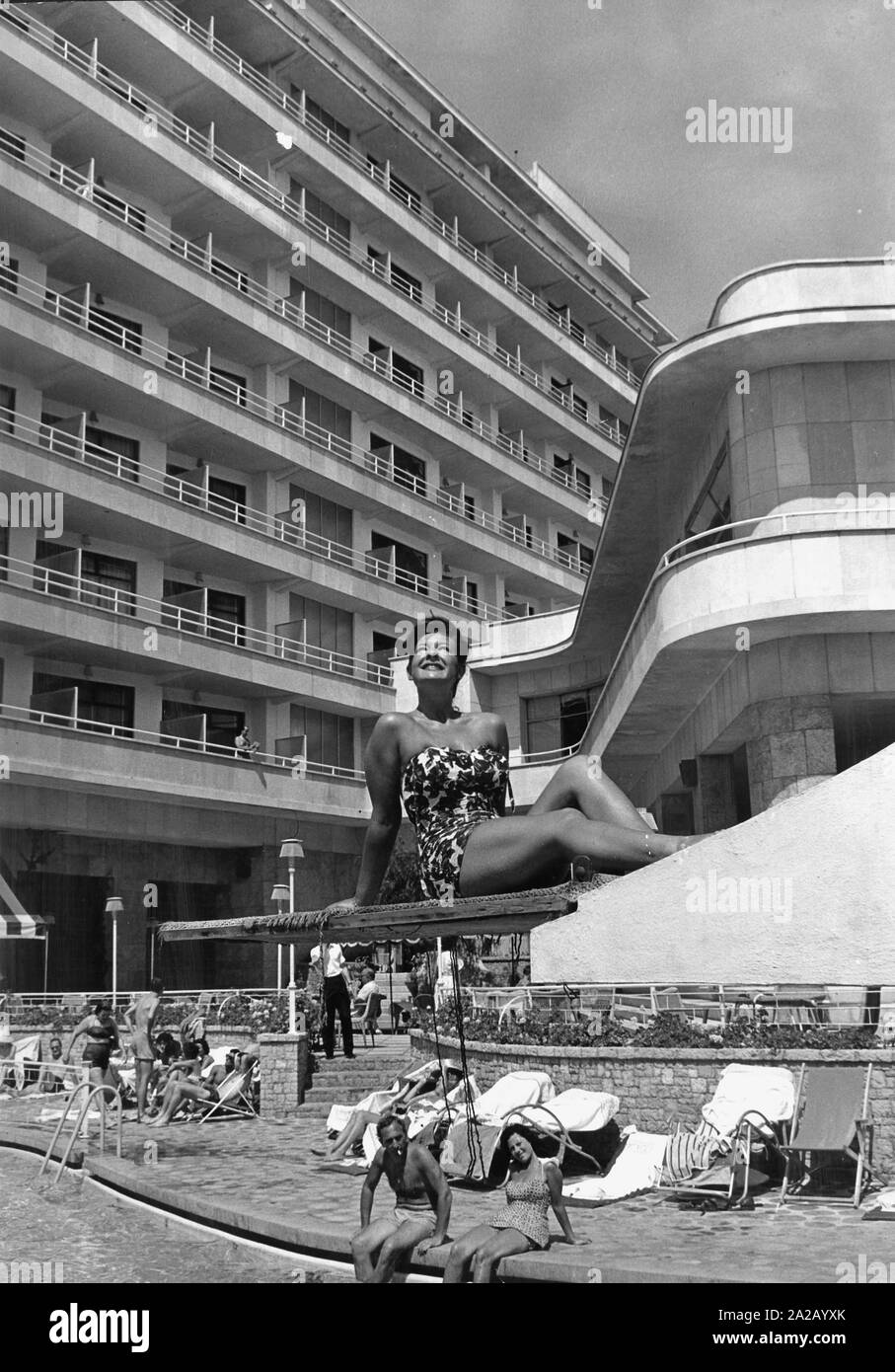 I turisti prendere il sole in piscina di un hotel a Palma de Mallorca. Foto Stock