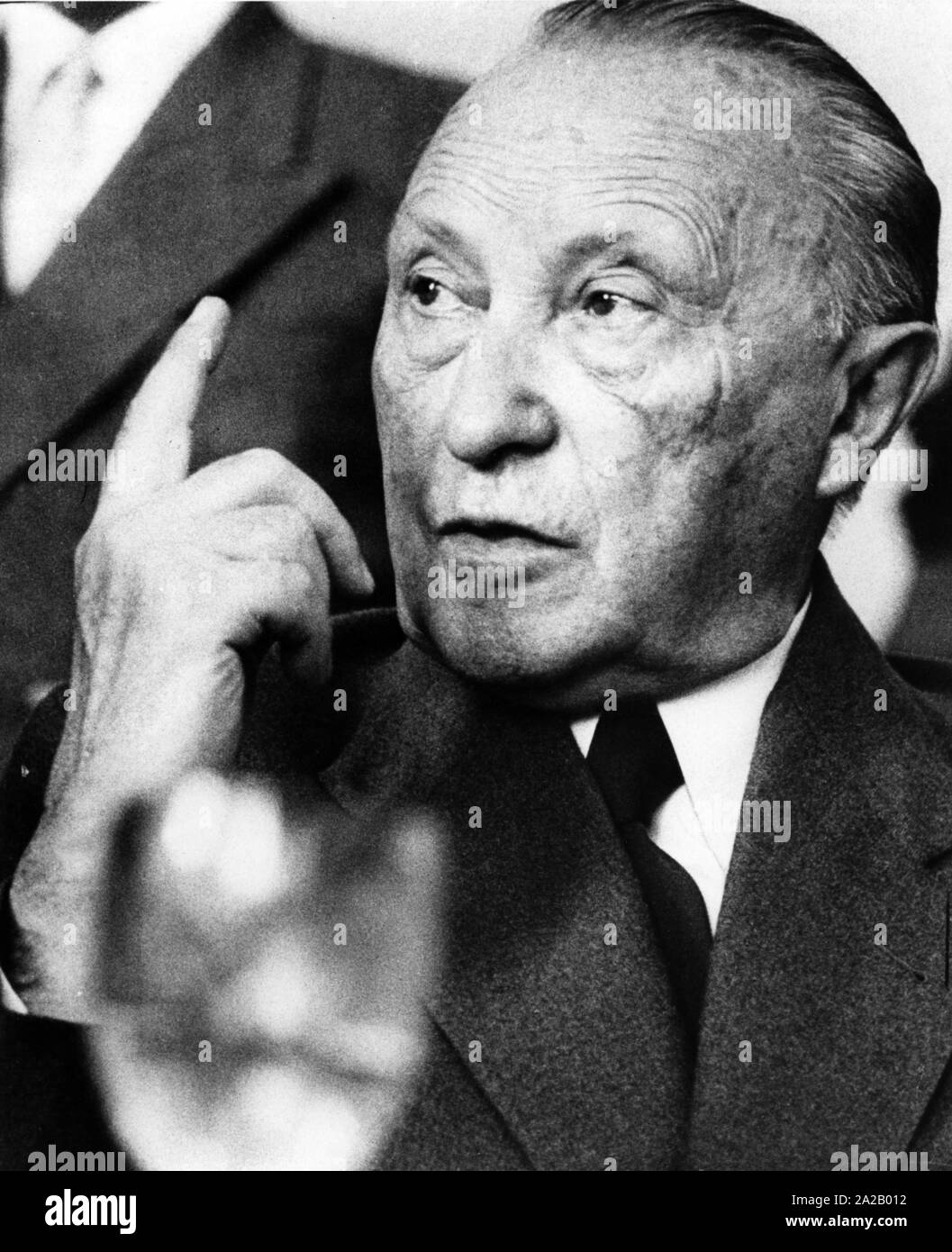 Konrad Adenauer ammonire con il suo dito indice sollevato. Foto Stock