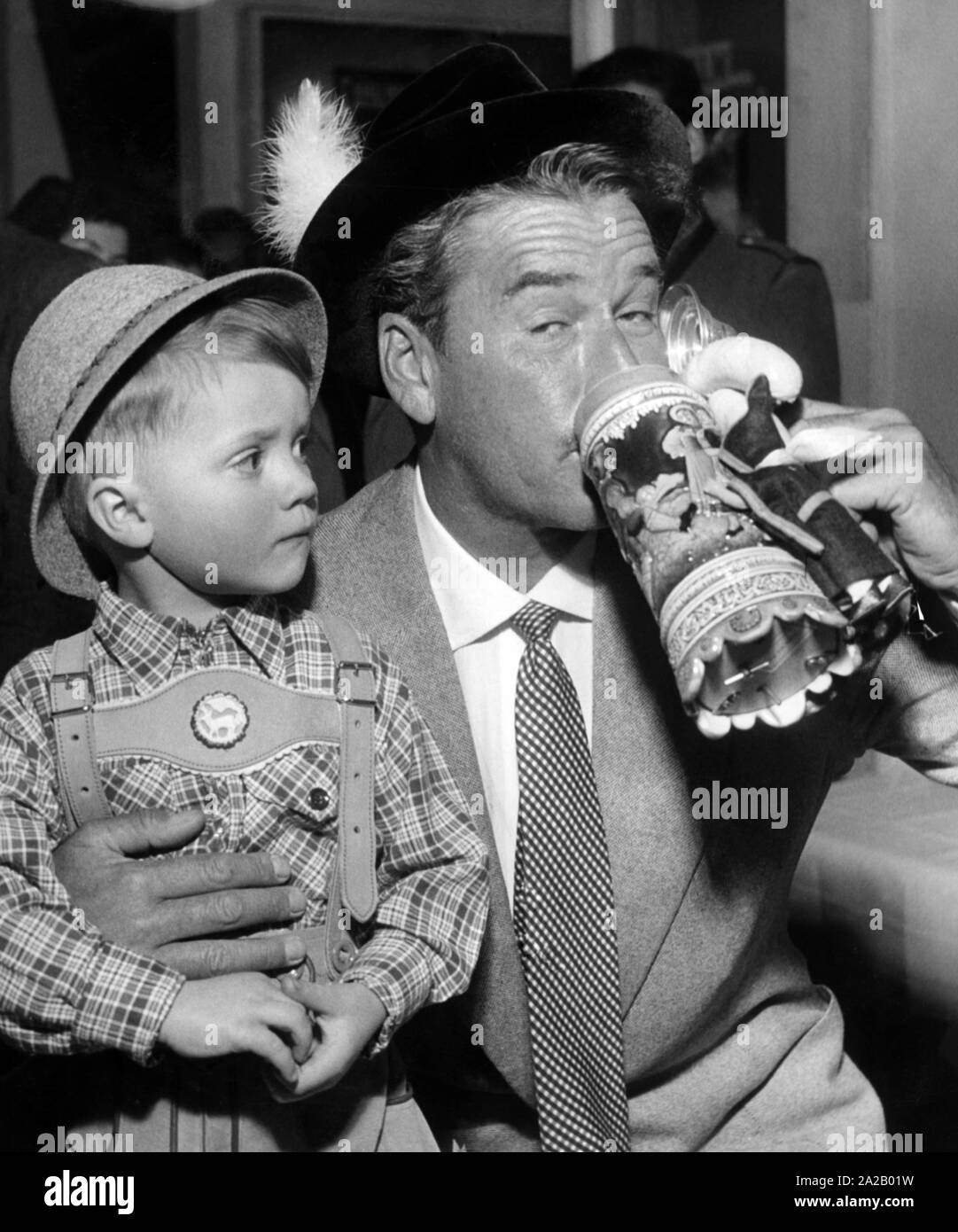 Presso la reception del Regno / Constantin-Film-Verleih, l'attore Errol Flynn era dato da una tazza come un' ospitalità presente. In aprile 1953, Flynn ha trascorso una breve vacanza a Garmisch prima che egli ha iniziato le riprese del film "Wilhelm Tell'. Foto Stock