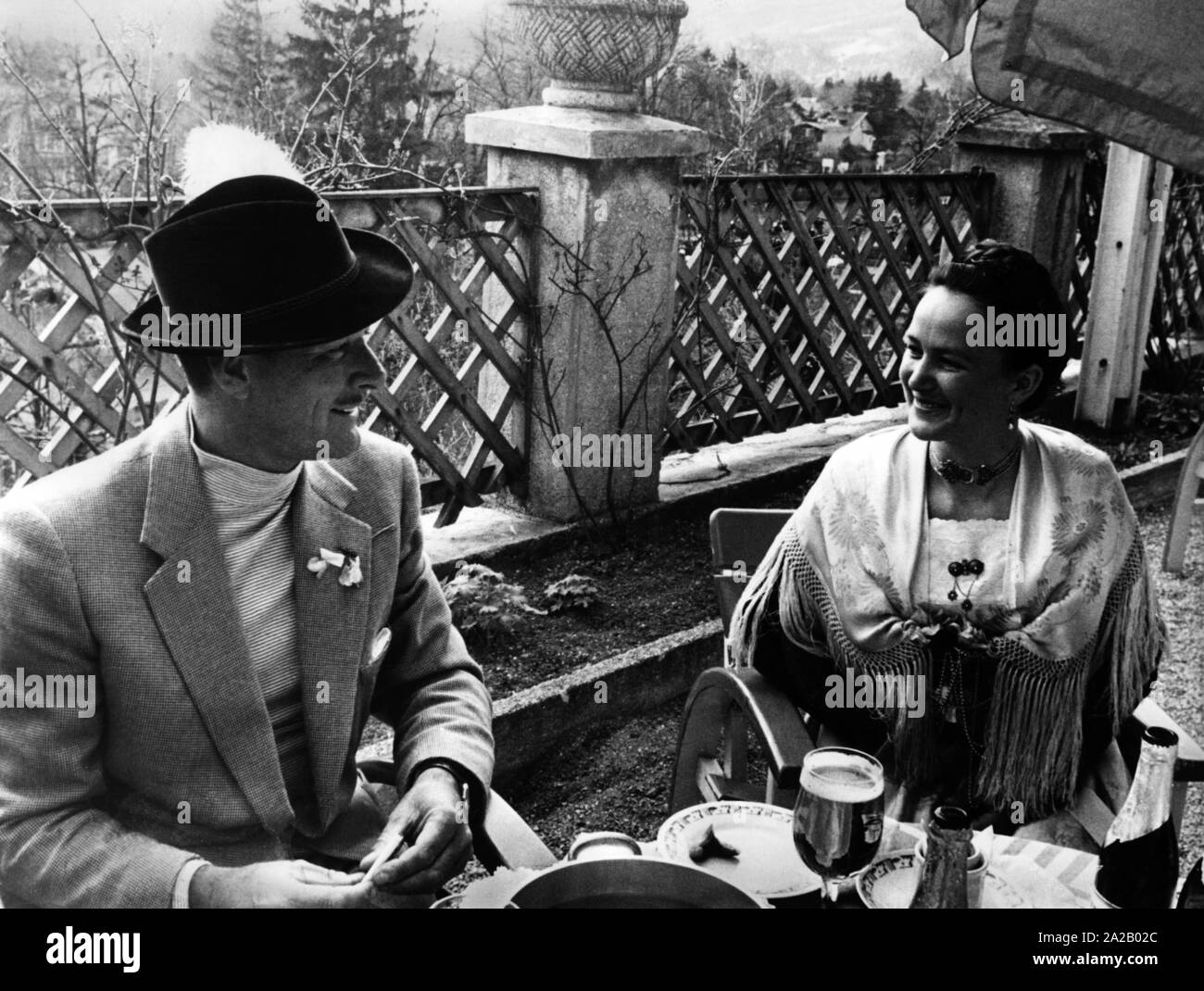 L'attore Australian-American Errol Flynn sta parlando di una giovane donna di nome Liesl. In aprile 1953, Flynn ha trascorso una breve vacanza a Garmisch prima che egli ha iniziato le riprese del film "Wilhelm Tell'. Foto Stock