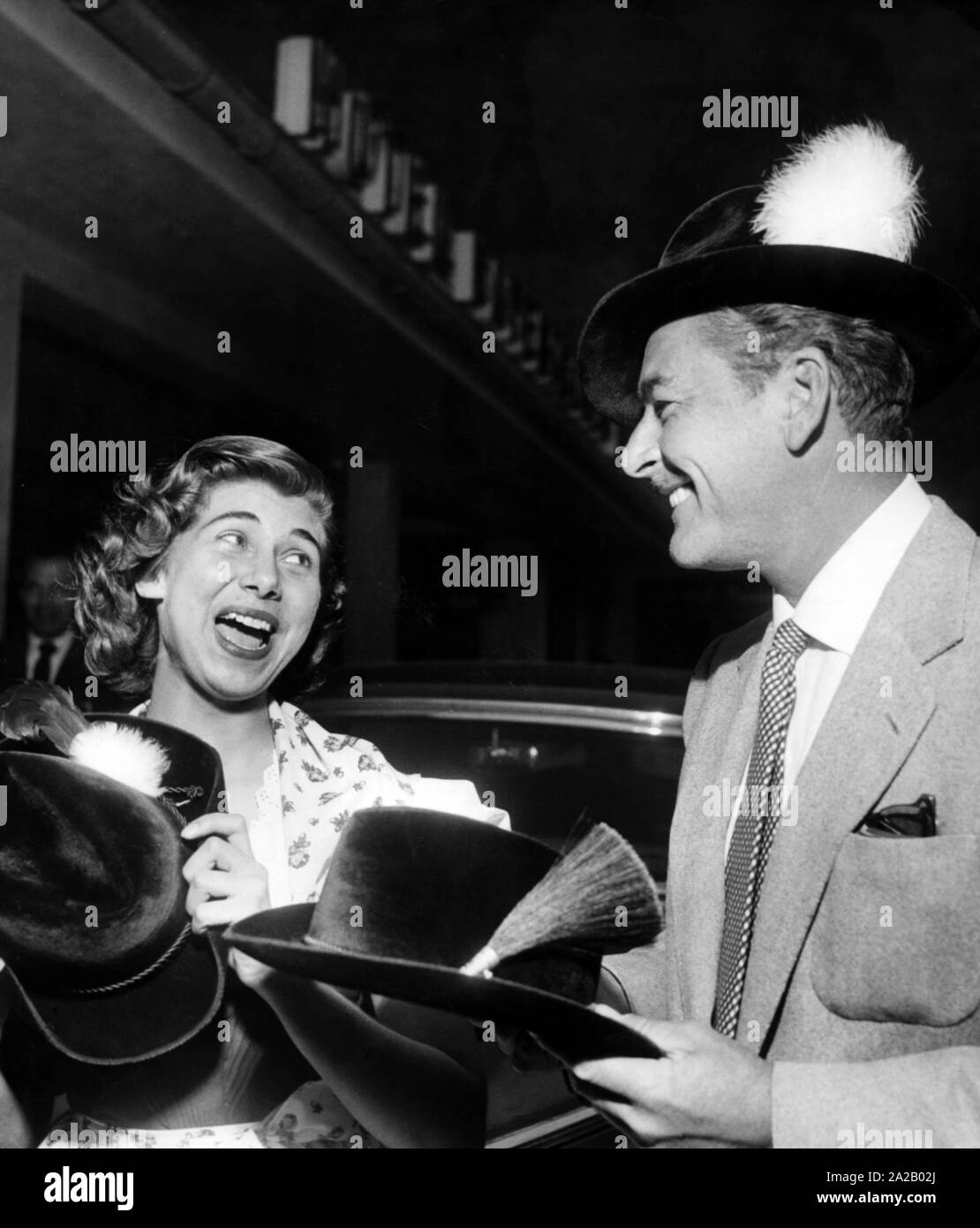 L'attore Australian-American Errol Flynn sta parlando di una giovane donna. In aprile 1953, Flynn ha trascorso una breve vacanza a Garmisch prima che egli ha iniziato le riprese del film "Wilhelm Tell'. Foto Stock