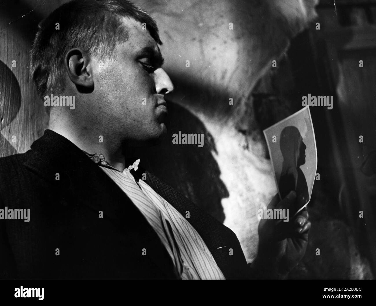 L'attore tedesco Mario Adorf guarda una foto di La (presunta) assassino di massa Bruno Luedtke, che egli incarna nel film "Il diavolo colpisce di notte". Foto Stock