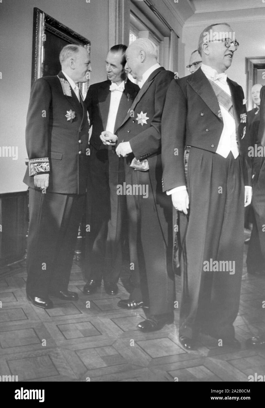 Nuovo anno di ricezione con il Presidente federale Theodor Heuss (terza da sinistra, con la Gran Croce dell'Ordine al Merito della Repubblica federale di Germania), in conversazione con l'ambasciatore sovietico Valerian Aleksandrovic Sorin. Foto Stock