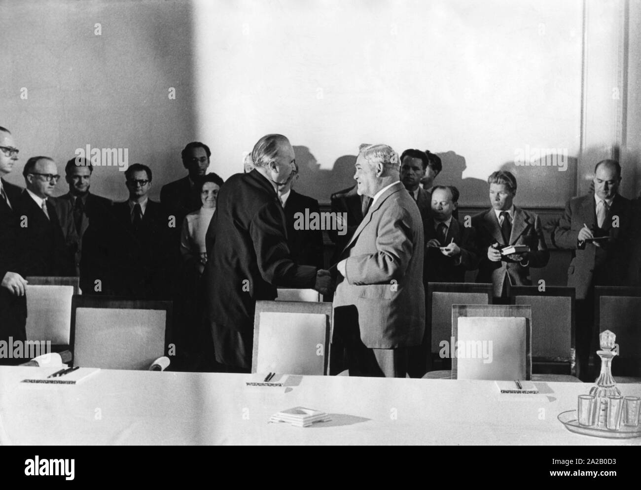 Il cancelliere Konrad Adenauer in visita di stato a Mosca. Nella foto: Adenauer (centro sinistra) e Nikolai Aleksandrovic Bulganin (centro destra), il Primo Ministro dell'URSS salutarci prima dell'inizio dei negoziati. Sulla sinistra: Heinrich von Brentano (Ministro degli Esteri) e Walter Hallstein (Segretario di Stato). Foto Stock