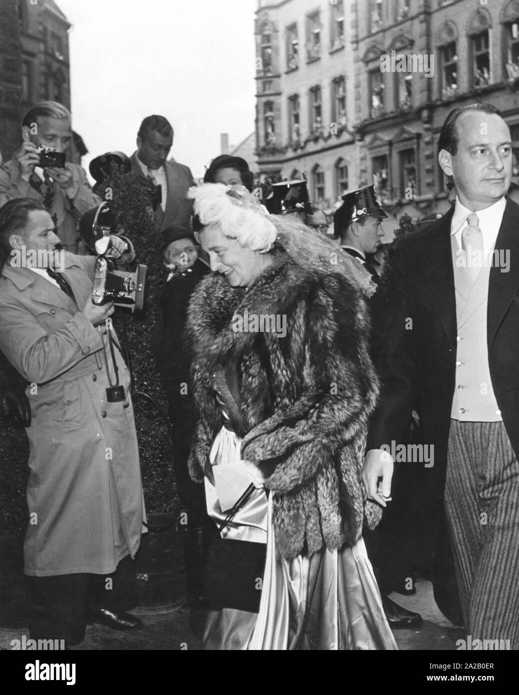 Il principe Luigi Ferdinando di Prussia e di sua moglie la principessa Kira sono fotografati dalla stampa di Sigmaringen. Foto Stock