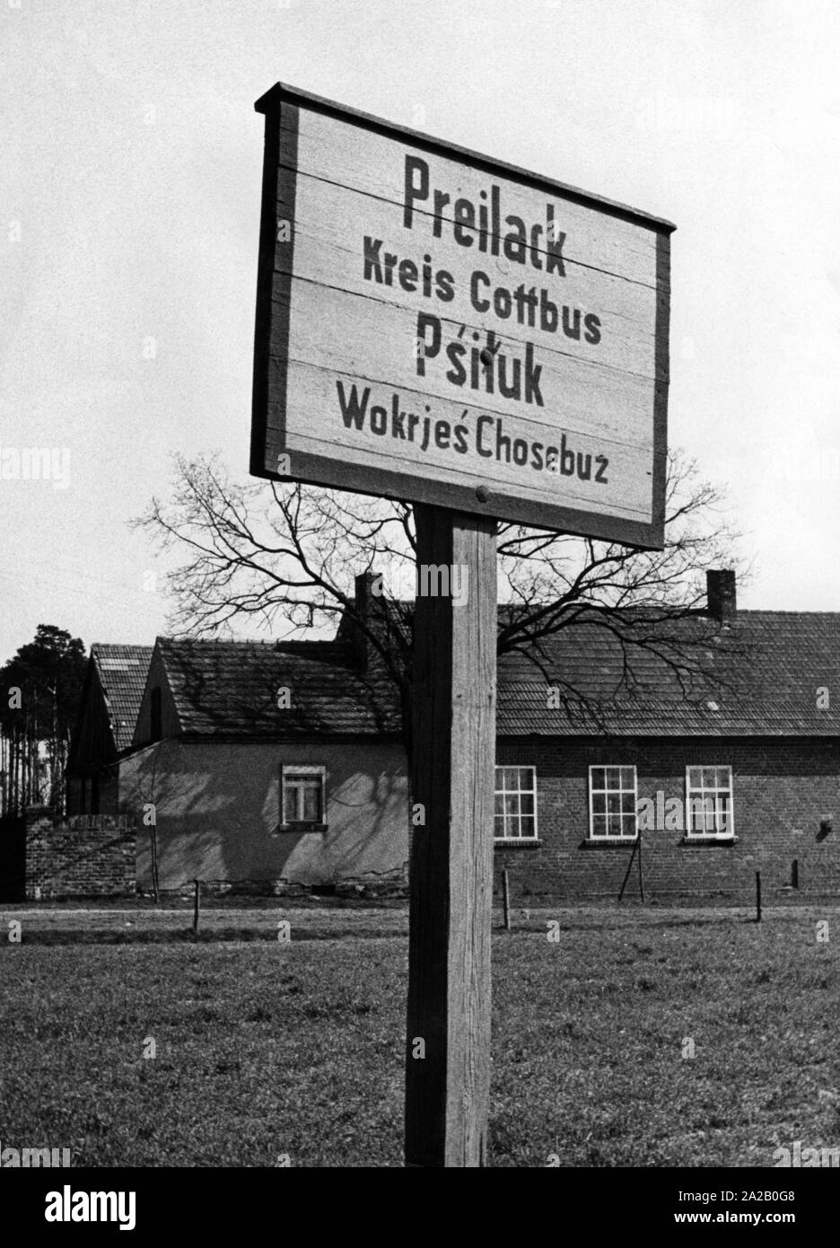 La foto mostra la città segno di Preilack (distretto Cottbus), il nome della città è anche scritto in sorabo e Wendish. Fset è il vecchio nome per slavi (l'Sorbs appartengono anche lì) nella zona di lingua tedesca. La foto risale probabilmente agli anni settanta. Foto Stock La foto mostra la città segno di Preilack (distretto Cottbus), il nome della città è anche scritto in sorabo e Wendish. Fset è il vecchio nome per slavi (l'Sorbs appartengono anche lì) nella zona di lingua tedesca. La foto risale probabilmente agli anni settanta. Foto Stock