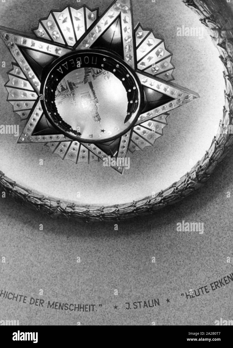 La foto mostra la cupola del walk-in pavilion sotto la statua del Memoriale Sovietico in Treptow. All'interno della cupola si erge una iscrizione russo e la sua traduzione in tedesco. Foto Stock